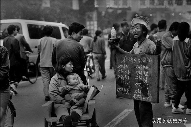 80年代我们曾经经历的场景，青年男女的穿着开始时尚起来