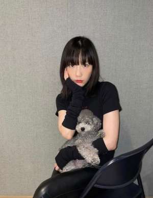 美女与犬合影(少女时代成员泰妍SNS发布与宠物犬合影)