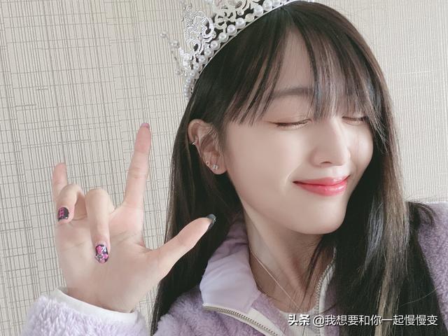 火箭少女101吴宣仪自拍都是爱你的手势，这样的吴宣仪是你的爱吗