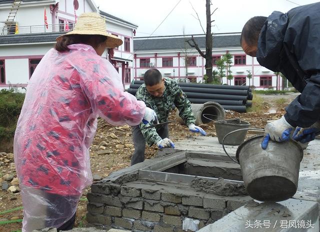 湖北宜昌：最美女泥瓦工！戴草帽批塑料膜雨衣 在建筑工地劳作