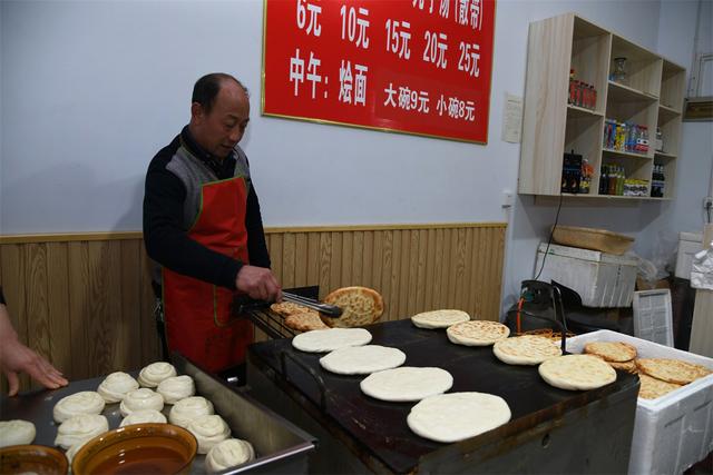 河南90后美女开店卖牛肉汤，十块钱一大碗，热烧饼随便吃