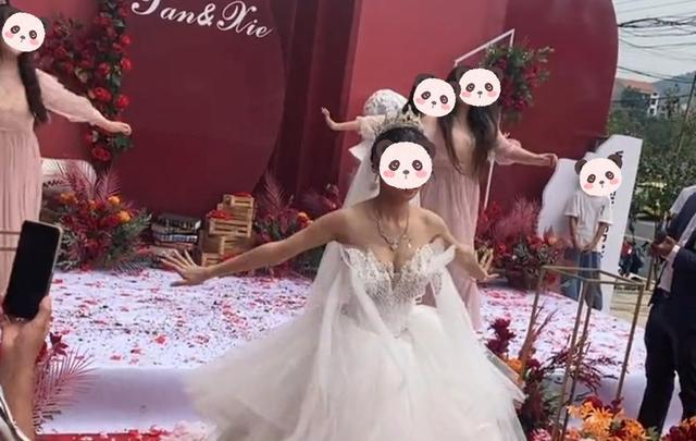 新娘穿低胸裙在台上热舞，台下大妈们的眼神亮了：够她们议论三年