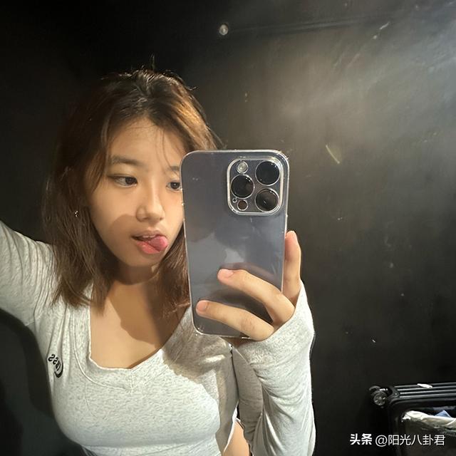 贾静雯真管不住女儿了？17岁梧桐妹参加派对，穿黑丝网袜大秀性感