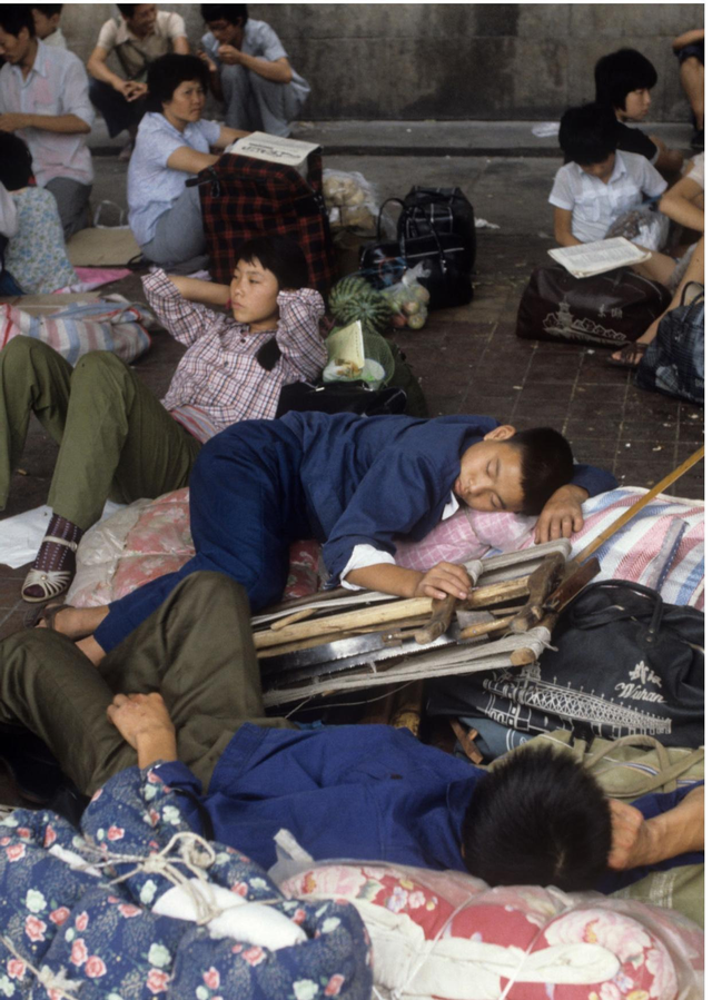 晚清老照片，船妓在整理床铺，裹小脚女子坐男子腿上拍照