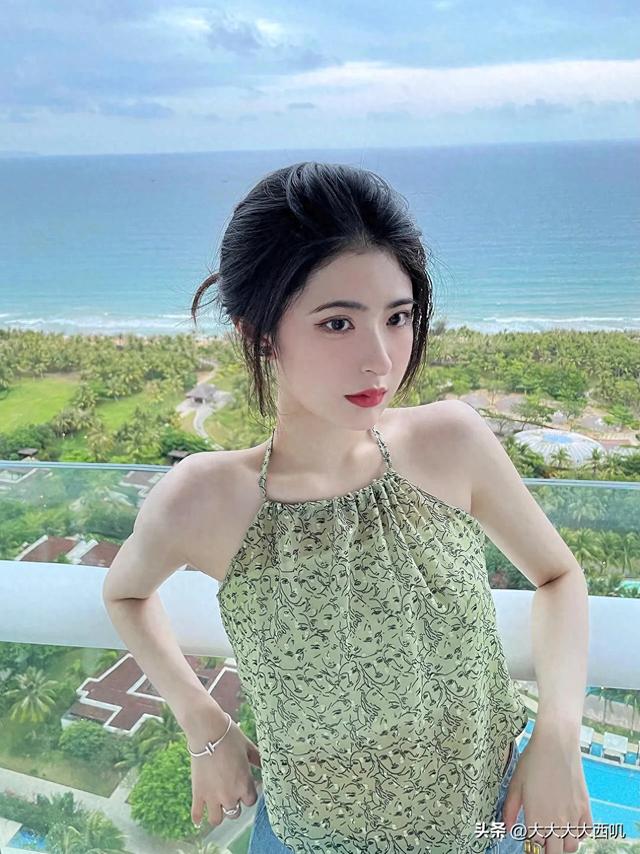 清新脱俗：绝色美女海岸上摄影写真（11）