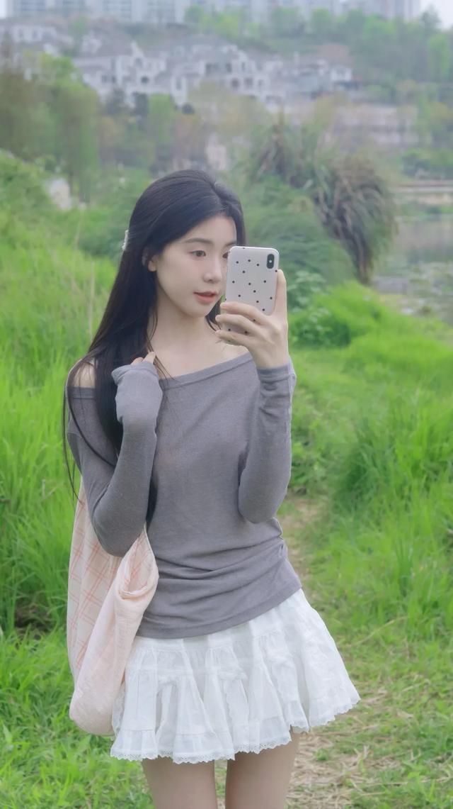 美女户外写真图片，优雅姿态与清新自然的完美融合