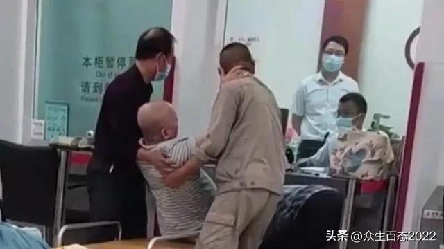 真丢人！银行美女柜员被气哭，女辅警执法被骂惨，她们替谁背锅？