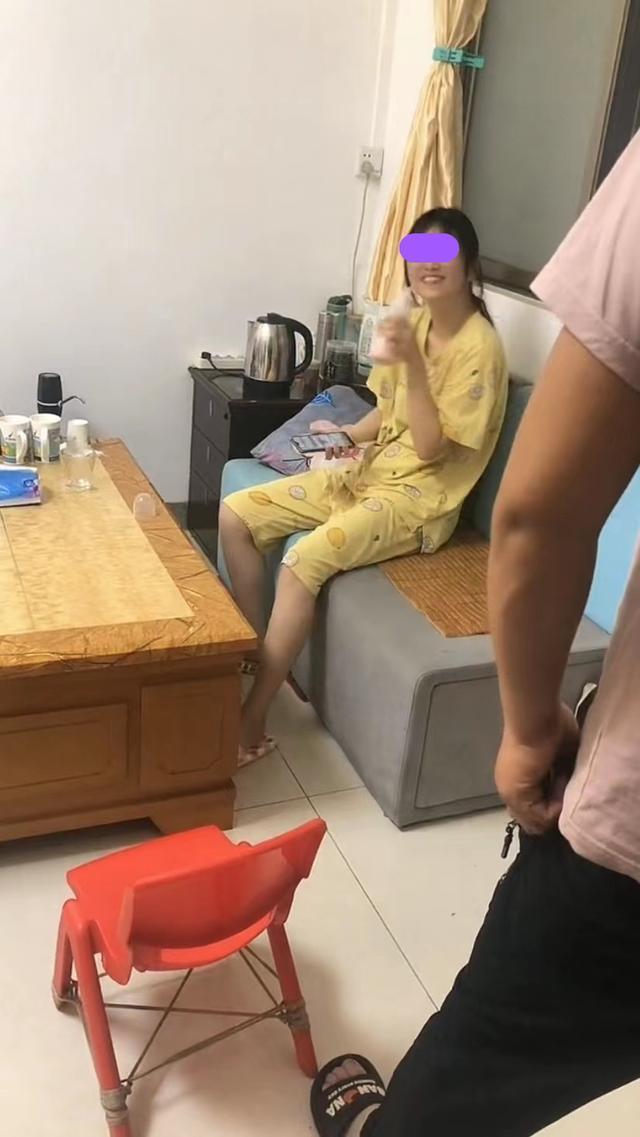 17岁女子趁家里没有人，拿弟弟的奶瓶喝奶，被突然回家的母亲发现