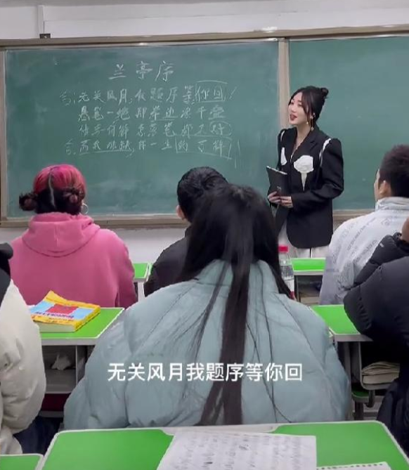 美女音乐老师走红，因歌声美妙动听，但上课穿着引起网友争议