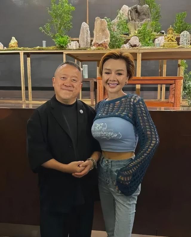 性感女神叶子楣，以胸红过苍老师