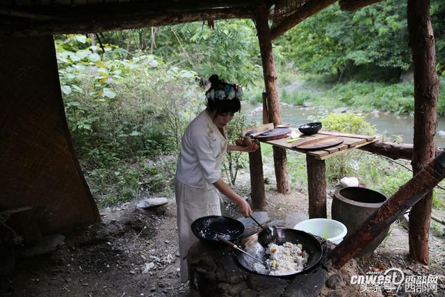 石泉90后女孩山里搭草窝 穿古装直播做美食月入2万