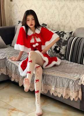 圣诞老人美女(22岁红白圣诞老人服美女 白丝袜点缀室内沙发)