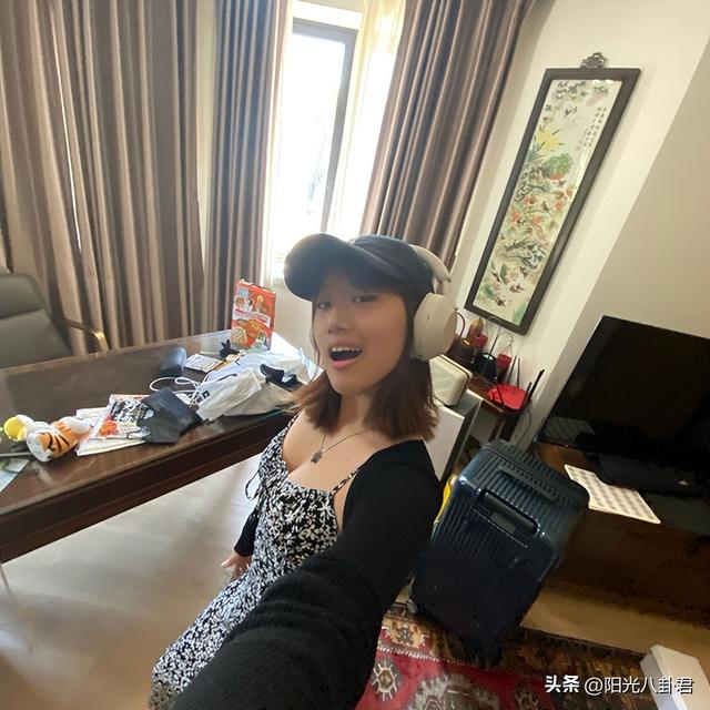 贾静雯真管不住女儿了？17岁梧桐妹参加派对，穿黑丝网袜大秀性感