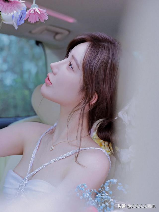 鲜花与浪漫：绝色美女车内摄影写真