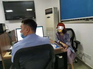 美女和轿车(杭城美女滑冰教练在KTV连喝10多瓶啤酒一个男人突然扶她上车，接下来的遭遇让她崩溃……)