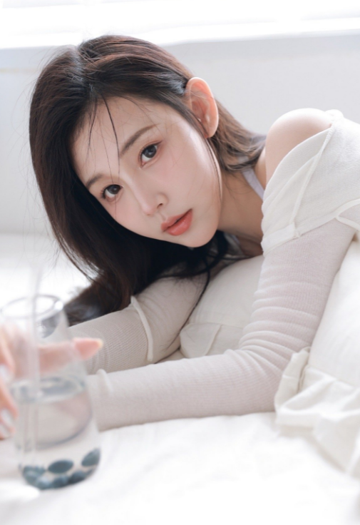 美女写真：清纯少女白色写真，可爱性感好迷人