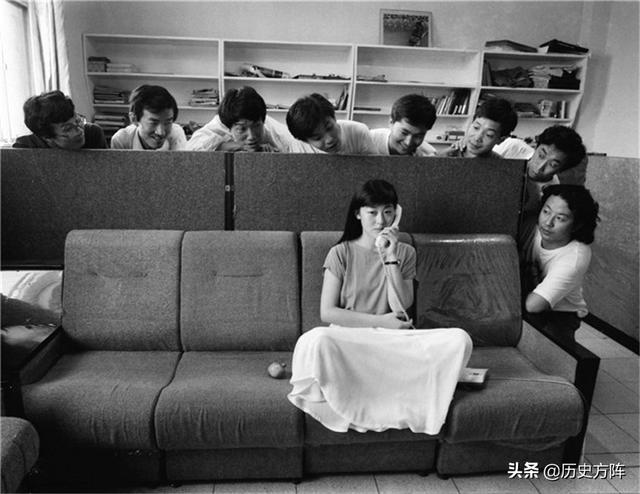 80年代我们曾经经历的场景，青年男女的穿着开始时尚起来