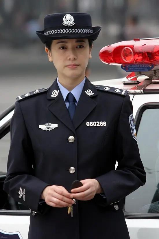 “辣眼睛”的女警扮相又来了，披头散发、高跟鞋追逃犯，真雷人