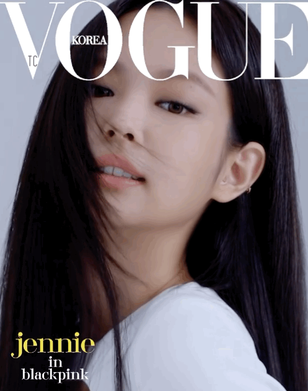 Jennie露腰照曝光，细腰和大长腿抢镜，躺在床上摆拍大秀好身材