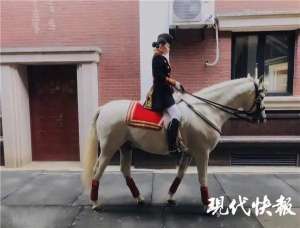 美女爱白马(马语者90后美女骑手与10岁白马的“战友情”)