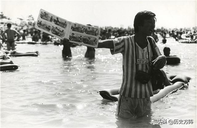 80年代我们曾经经历的场景，青年男女的穿着开始时尚起来