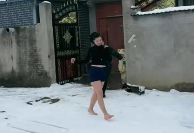 寒冷不是阻挡！勇敢女子光脚短裤玩雪背后隐藏的惊人力量！