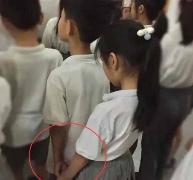 10岁小学生约女主播看电影，送iPhoneX，父亲：怎么开心怎么来