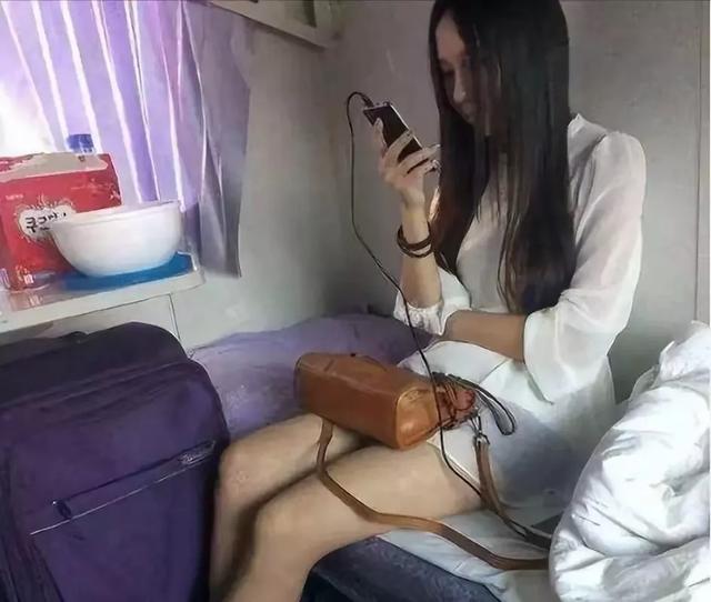 为什么男人喜欢摸女人的胸呢？ 你觉得是怎么回事