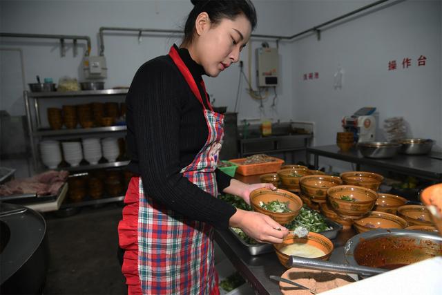 河南90后美女开店卖牛肉汤，十块钱一大碗，热烧饼随便吃