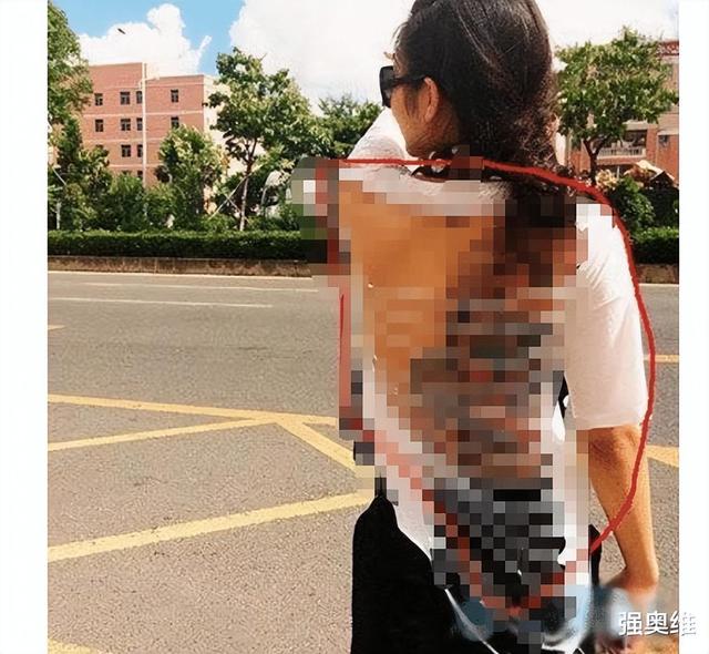 美女穿的衣服几乎透明露出来的部位，胆小的人不敢看。