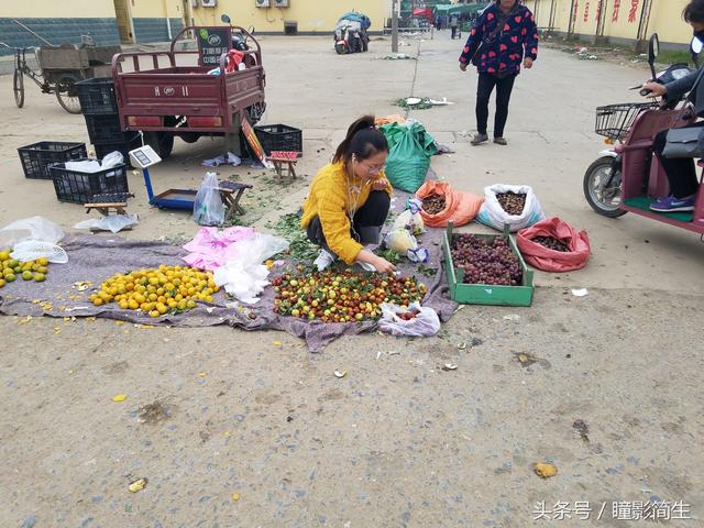 农村大集上几位美女摊主“视钱如命”，出摊达10小时，退市仍坚守