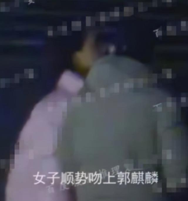 郭麒麟和美女街边热吻被拍后，又和另一女生外出聚餐，本人急回应