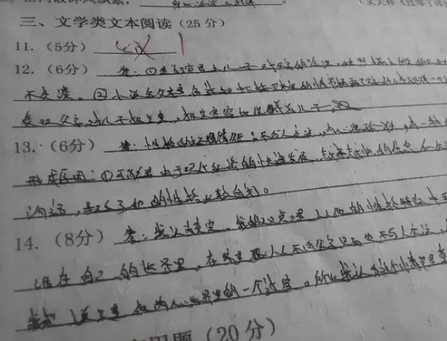 大学生“蛇形字体”曝光，字迹过分洒脱，老师：不去学医白瞎了