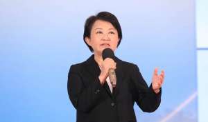 美女美女摸屁屁(她也没幸免卢秀燕自曝当市长后“曾被摸屁股”)