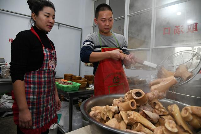 河南90后美女开店卖牛肉汤，十块钱一大碗，热烧饼随便吃