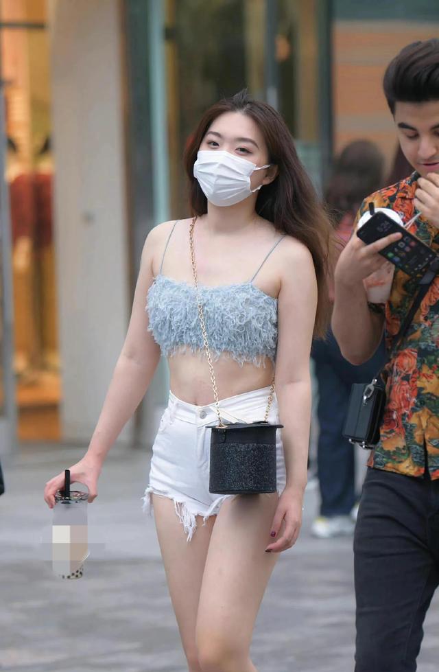 网红居家性感写真壁纸风韵包臀少妇街拍夏季逛街清凉大白腿