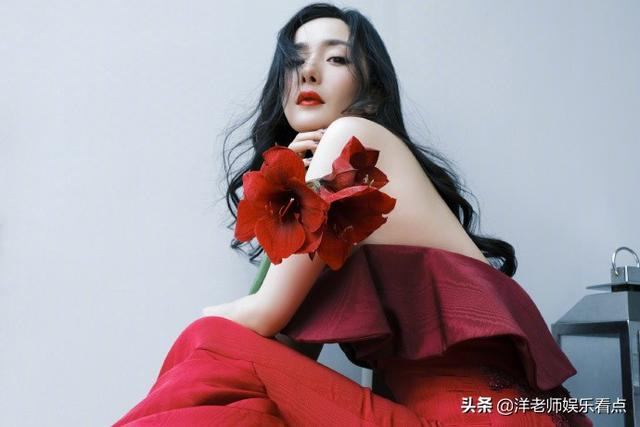 红花衬美人，大幂幂抹胸红裙大波浪，“狐狸少女”美艳动人