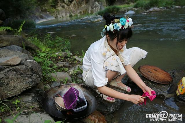 石泉90后女孩山里搭草窝 穿古装直播做美食月入2万