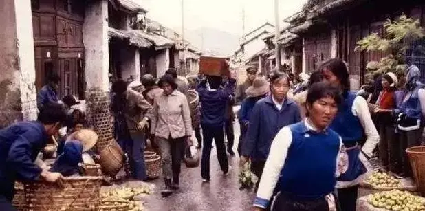 80年代旧照：犯人行刑前不老实被锁喉，美女修鞋光脚在板凳上