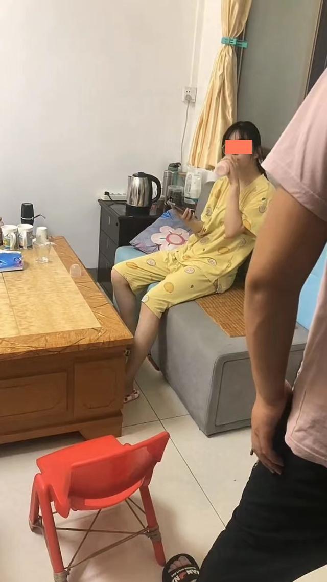 17岁女子趁家里没有人，拿弟弟的奶瓶喝奶，被突然回家的母亲发现