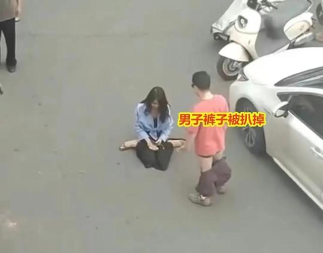 美女撞车下跪求饶，哭着扒掉男子裤子，男子：赔钱，脱我裤子干嘛