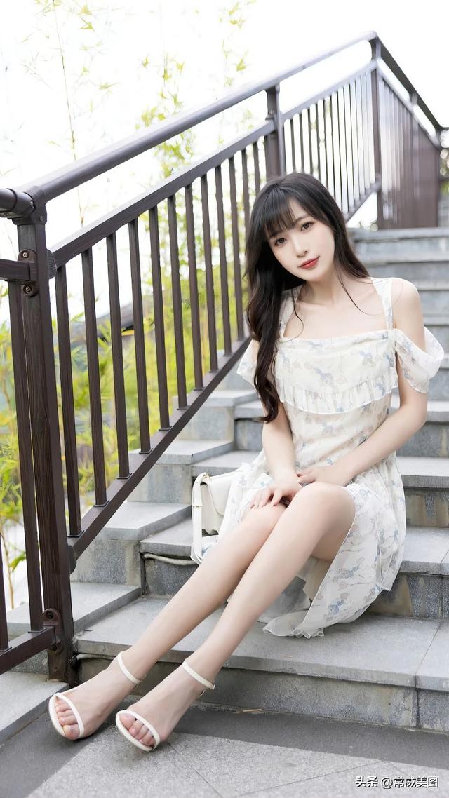 美女模特林星阑美丽长裙超清写真美照分享