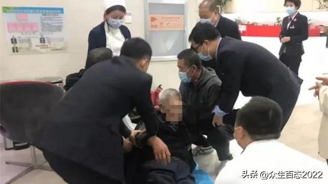 真丢人！银行美女柜员被气哭，女辅警执法被骂惨，她们替谁背锅？