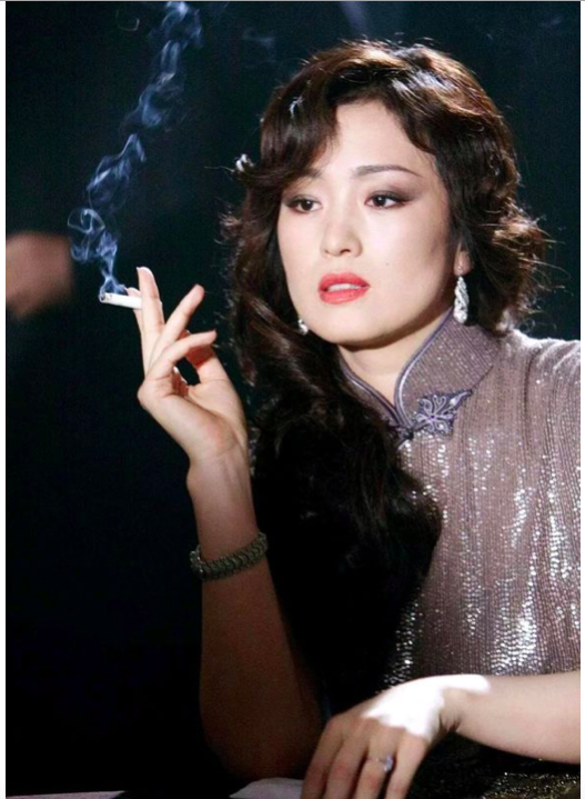 影视剧中抽烟的九位女星，邱淑贞倪妮舒淇太撩，只有她画风不一样