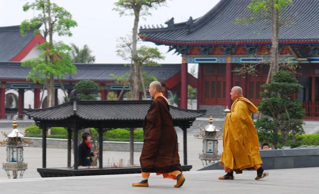 黑丝袜师太释志定的淫乱夜生活，与两位和尚结婚