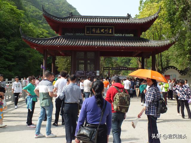 湖北宜昌：三峡大瀑布景区游客摩肩接踵 手工鞋垫60元一双