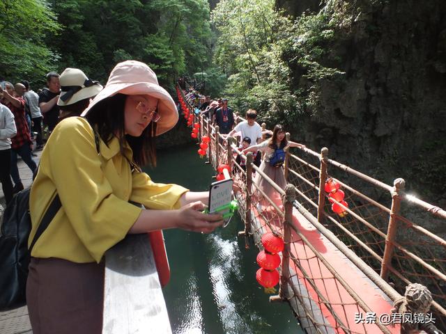 湖北宜昌：三峡大瀑布景区游客摩肩接踵 手工鞋垫60元一双