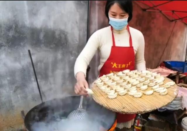 山东拉面哥隔壁的水饺西施爆火，水饺10元一碗，日入上千元