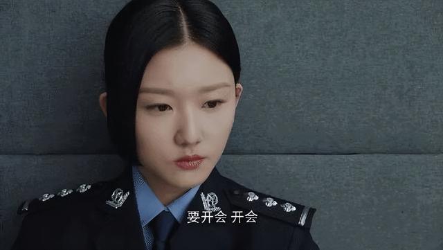 “辣眼睛”的女警扮相又来了，披头散发、高跟鞋追逃犯，真雷人