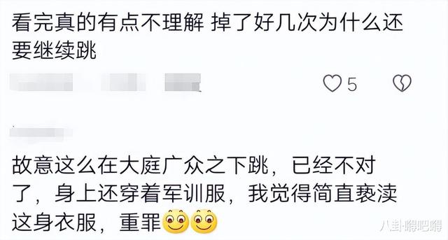 女生军训表演时肩带滑落，多次裸露，疑似炒作